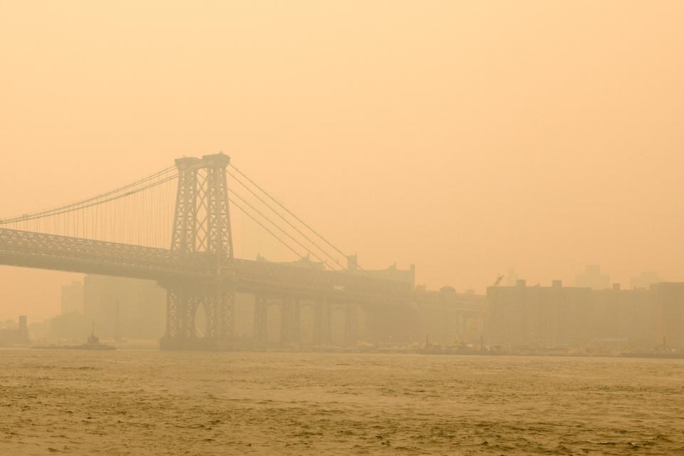 2023年6 月7日，籠罩在煙霧裡的美國紐約布魯克林威廉斯堡大橋。路透社
