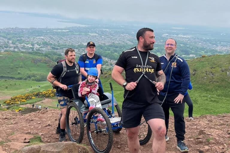 Mikey Mair y Martyn Gill, rugbiers que se conmovieron con el pedido de la mamá de Oona y decidieron ser parte de la historia