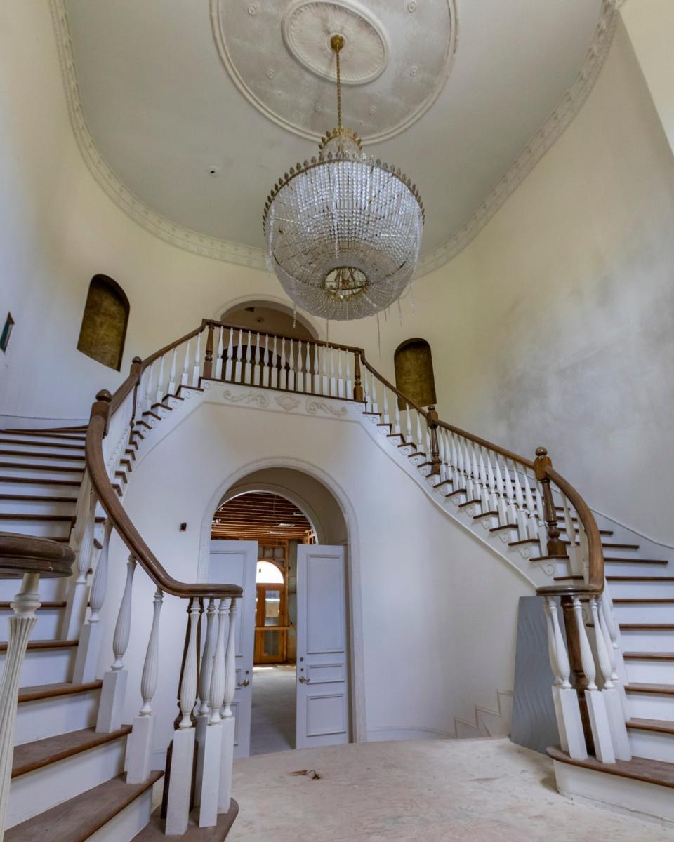 The grand staircase of Diddy’s abandoned mansion in Atlanta (mediadrumimages/@abandoned_south)