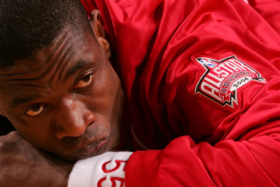 Dikembe Mutombo en su etapa con los Houston Rockets | Foto: John W. McDonough/Sports Illustrated via Getty Images