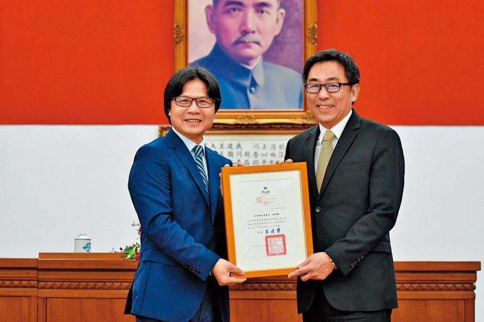 楊家駿（右）今年6月獲選為模範公務員，由當時的內政部長葉俊榮（左）頒獎表揚。（翻攝自內政部官網）