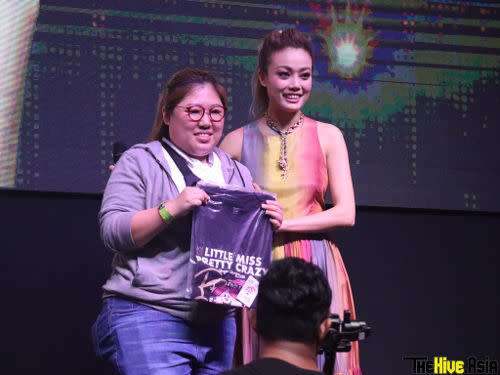 Joey Yung taking a photo with one of the JY6 Joey Yung International Fan Club members at the Meet and Greet event.