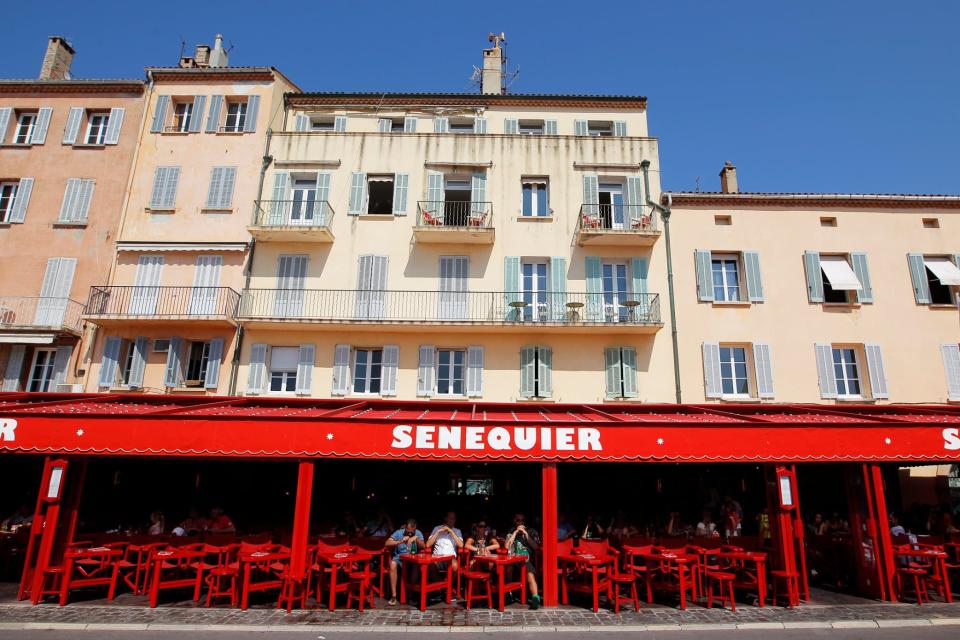 Le café Sénéquier, emblème mondialement connu de Saint-Tropez, a annoncé jeudi fermer pour deux semaines en raison de deux cas de Covid-19 chez ses employés - JEAN CHRISTOPHE MAGNENET