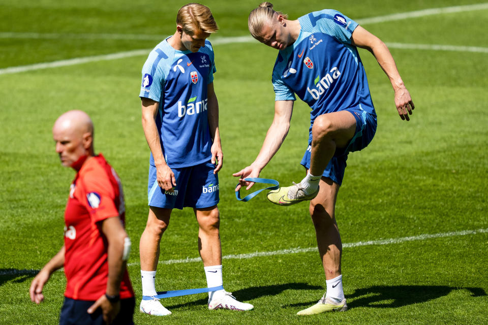 From left, National team manager Ståle Solbakken, Martin Ødegaard and Erling Braut Haaland during a training session with Norway's men's national football team at the Ullevaal stadium in Oslo, before the European Championship qualifiers against Scotland and Cyprus, Wednesday, June 14, 2023. (Fredrik Varfjell/NTB via AP)