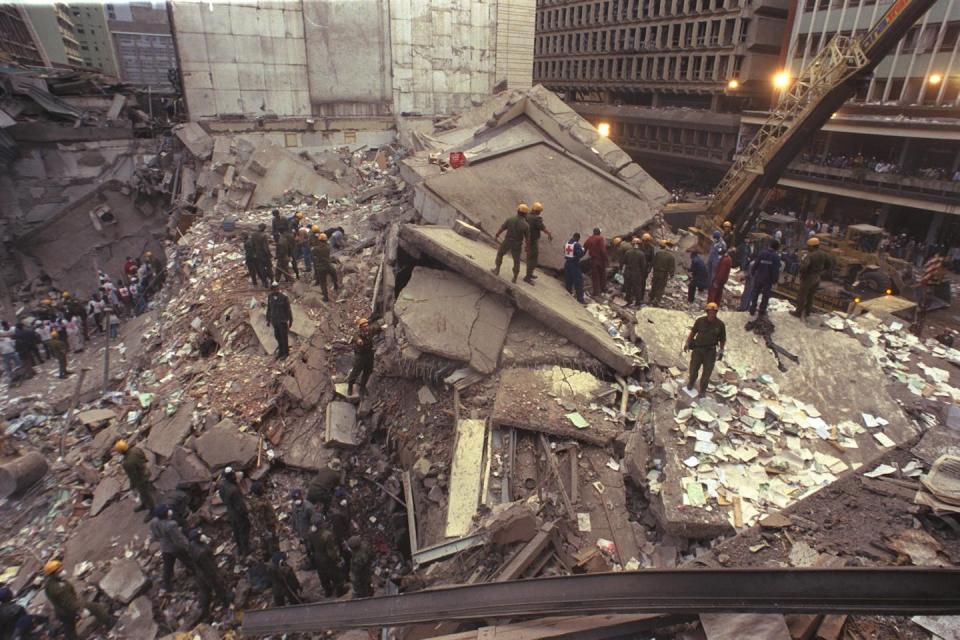 Un equipo de rescate busca supervivientes tras el ataque a la Embajada de Estados Unidos en Nairobi, Kenya, en 1998. <a href="https://commons.m.wikimedia.org/wiki/File:1998_United_States_embassy_in_Nairobi_bombings_IDF_relief_VII.jpg#mw-jump-to-license" rel="nofollow noopener" target="_blank" data-ylk="slk:Wikimedia Commons /;elm:context_link;itc:0;sec:content-canvas" class="link ">Wikimedia Commons /</a>