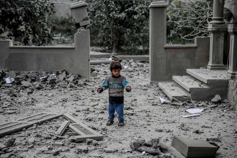 Un niño palestino camina entre los escombros de una casa destruida por el bombardeo israelí en la ciudad de Gaza el 3 de marzo de 2024