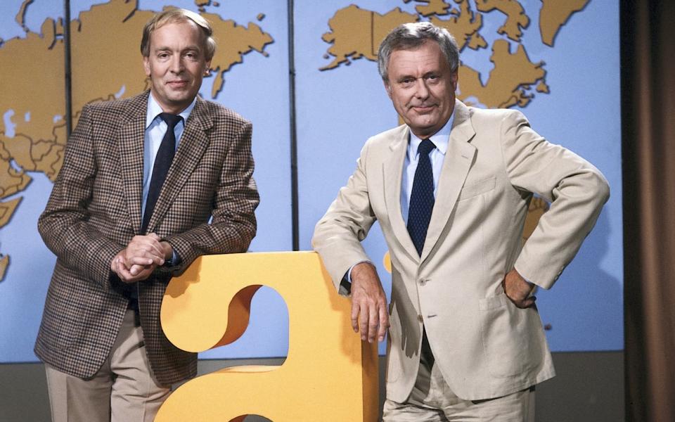 Im Oktober 1983 feierte Rudolf Radke (rechts) zusammen mit Peter Berg das zehnjährige Bestehen des "auslandsjournals". Erstmals ging das ZDF-Format 1973 auf Sendung. (Bild: ZDF / Renate Schäfer)