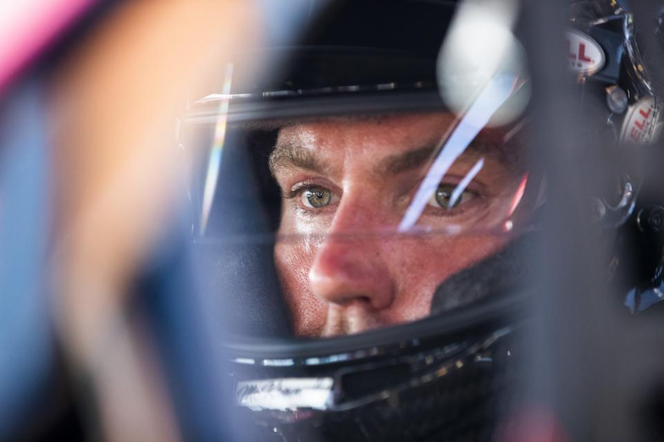 Jon Mckennedy, conductor del #79 Hoosier, Christopher Towing, TFR, Willwood Brakes, Sunoco Chevrolet, mira durante la Oficina de Visitantes de New Smyrna 200 para el NASCAR Whelen Modified Tour durante la noche 2 de la Serie Mundial de Carreras de Autos de Asfalto en New Smyrna Speedway en New Smyrna, Florida, el 12 de febrero de 2022. (Adam Glanzman/NASCAR)