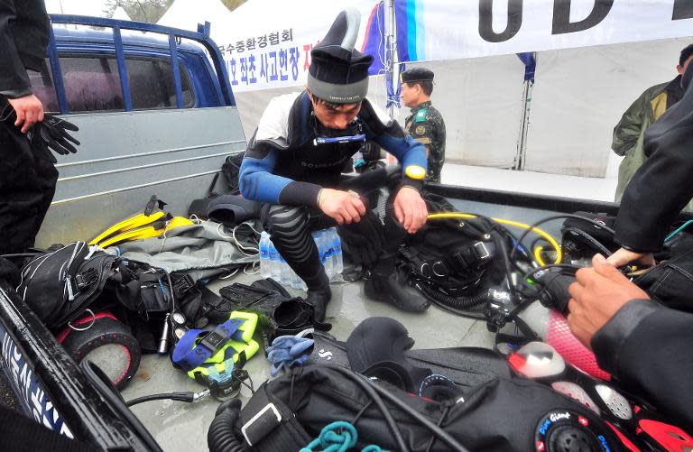 South Korean divers prepare to go the location where a ferry capsized two days ago, at a harbor in Jindo on April 18, 2014