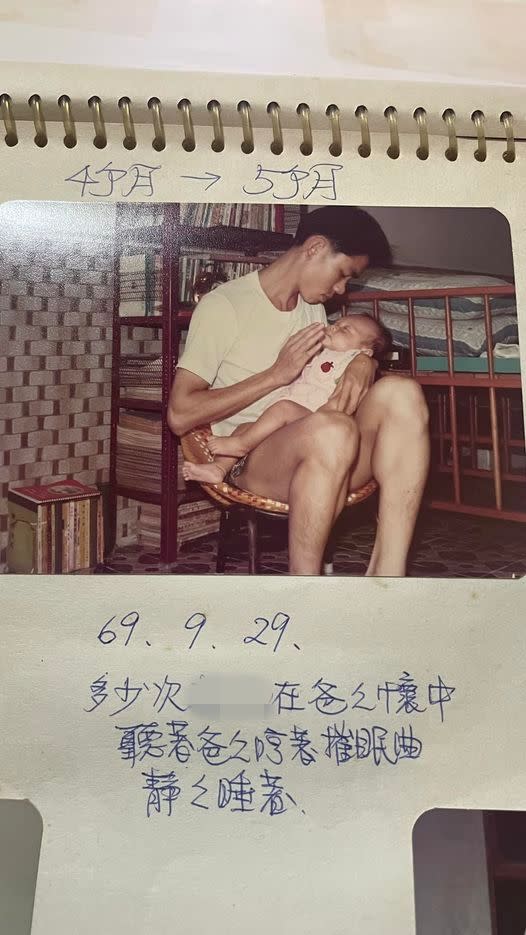 李坤城兒子貼出爸爸哄睡的舊照。（翻攝自李坤城兒子臉書）
