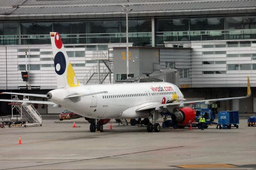 Foto de archivo. Un avión Airbus A320-200 de la aerolínea colombiana Viva Air permanece en el aeropuerto El Dorado en Bogotá