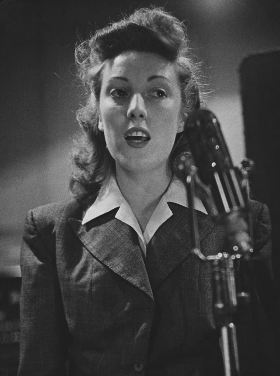 English singer Vera Lynn singing during a broadcast to Allied troop during WWII. (Photo by © Hulton-Deutsch Collection/CORBIS/Corbis via Getty Images)