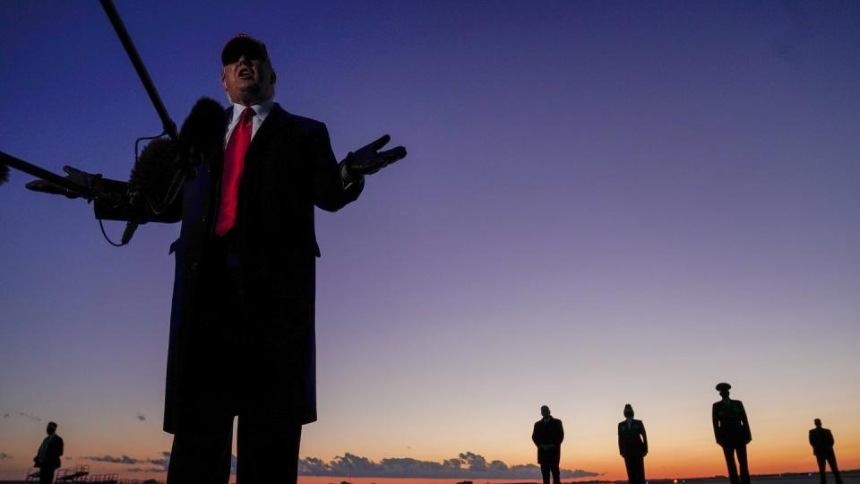 US-Präsident Trump spricht mit Journalisten bei seiner Ankunft am Hickory Regional Airport im US-Bundesstaat North Carolina.