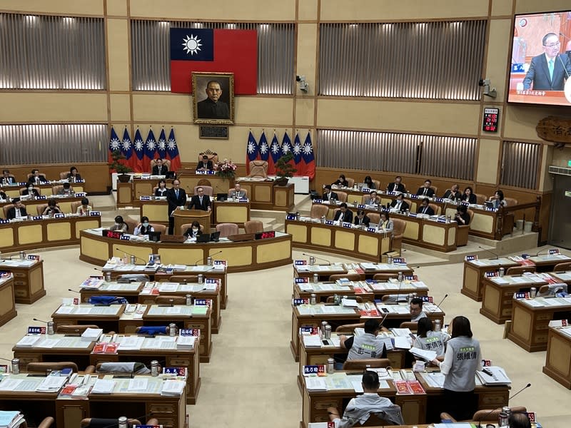 環狀線責任歸屬  議員盼侯友宜向北市力爭 新北環狀線板新站至橋和站間軌道，因地震造成錯 位；新北市議會13日進行市政總質詢，有議員詢問責 任歸屬及修復進度，希望新北市長侯友宜硬起來向台 北市據理力爭。侯友宜表示，一切按照契約規定處 理，會透過契約去追究相關責任。 中央社記者楊侃儒攝  113年6月13日 