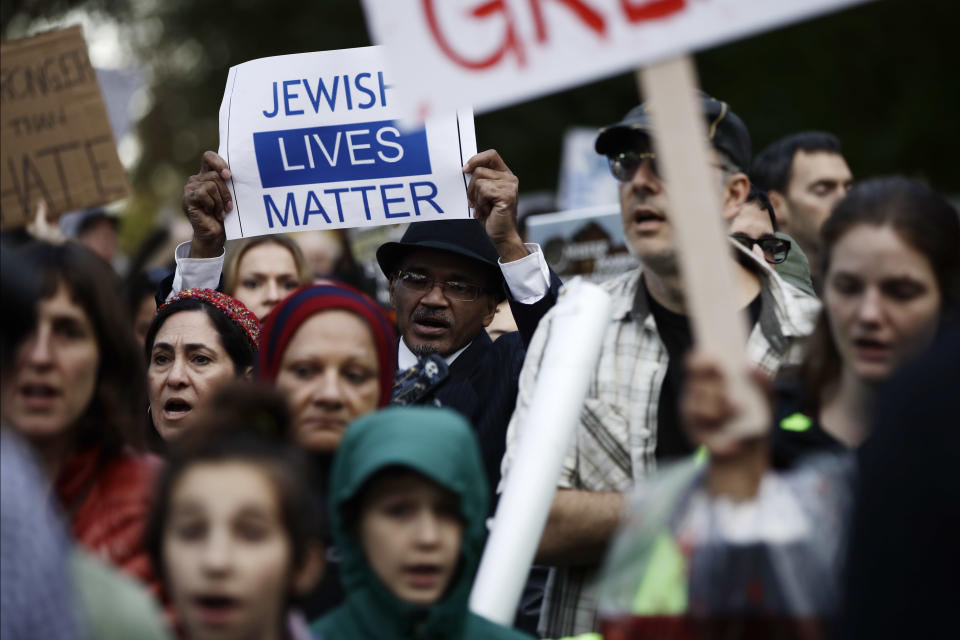 Protesters jeer Trump in Pittsburgh