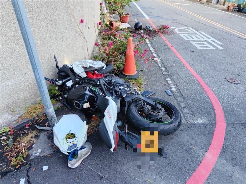 鄭姓士兵疑似因車速太快，不慎在路口和小客車發生衝撞。（圖／翻攝畫面）