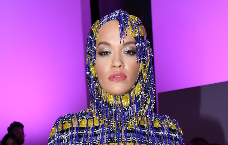 Orientalisch-modern mutete das Dress von Rita Ora bei der Fashion Week an. (Bild: Getty Images)