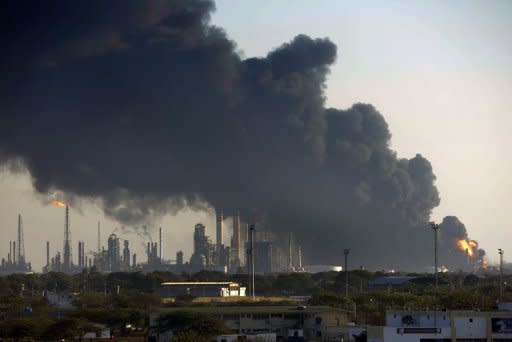 Vista del humo tras la explosión de la refinería de Amuay (Venezuela), el 26 de agosto de 2012