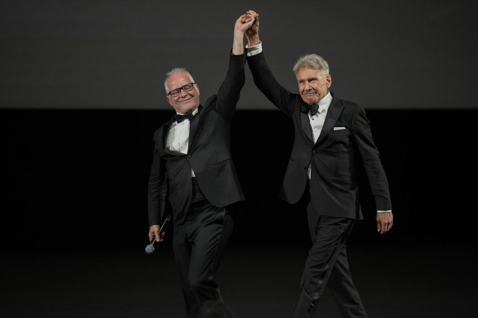 El director del festival Thierry Fremaux, izquierda, y Harrison Ford aparecen antes de que Ford reciba la Palma de Oro honoraria en la 76a edición del festival internacional de cine de Cannes, en el sur de Francia, el jueves 18 de mayo de 2023. (Foto AP/Daniel Cole)