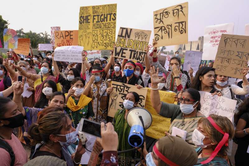 10月9日，孟加拉首都達卡國會外，女權團體抗議針對女性的暴力行為（美聯社）