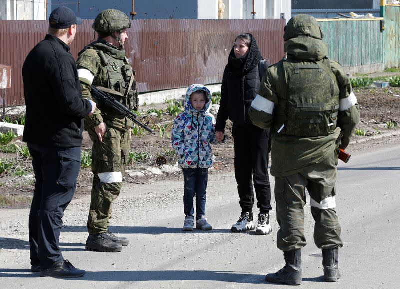 Evacuees leave Mariupol