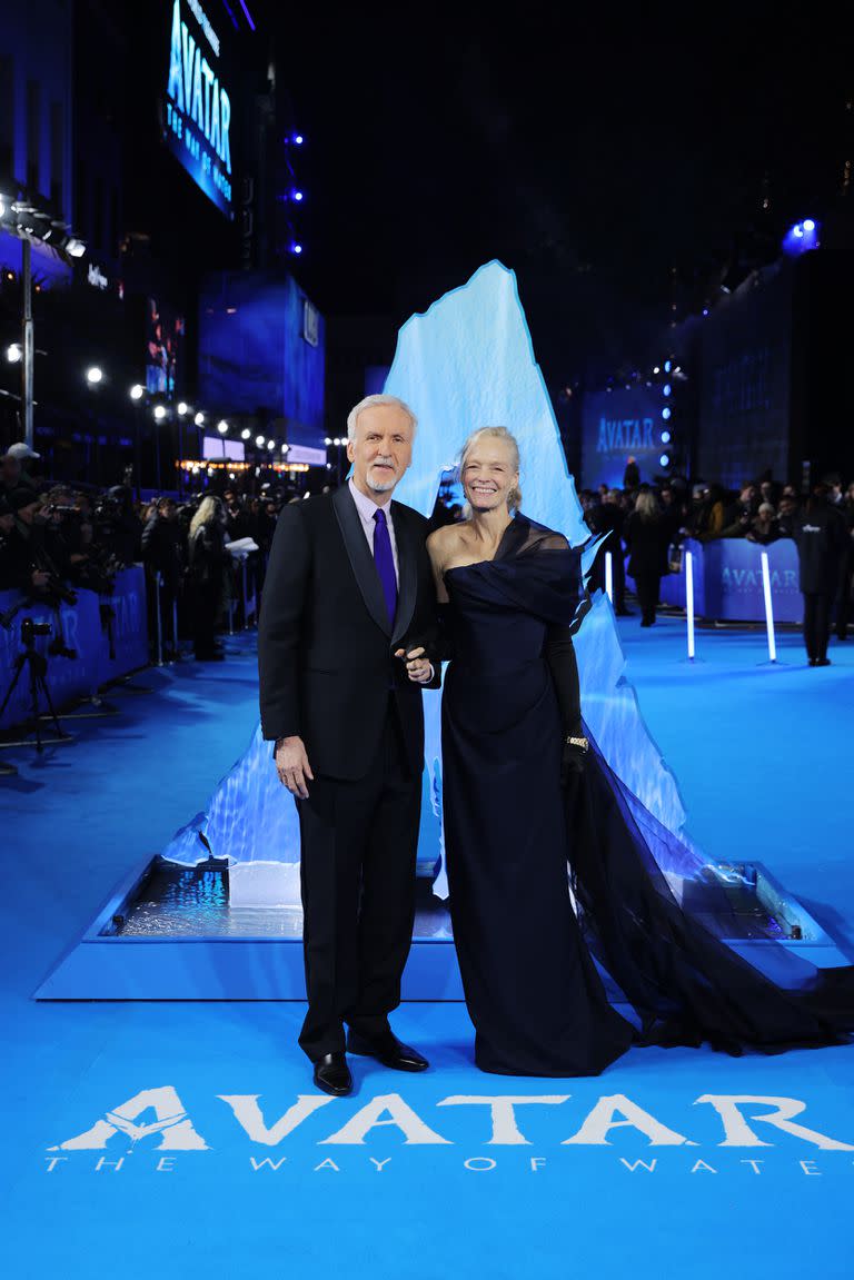 Director James Cameron y su esposa, Suzy Amis Cameron, posaron para los fotógrafos en una noche muy especial para el renombrado realizador