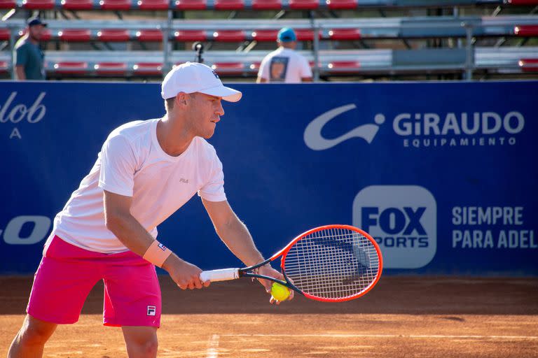 Diego Schwartzman, el primer preclasificado en el ATP de Córdoba, durante uno de sus ensayos en el Polo Deportivo Kempes, antes de medirse este miércoles con Juanma Cerúndolo