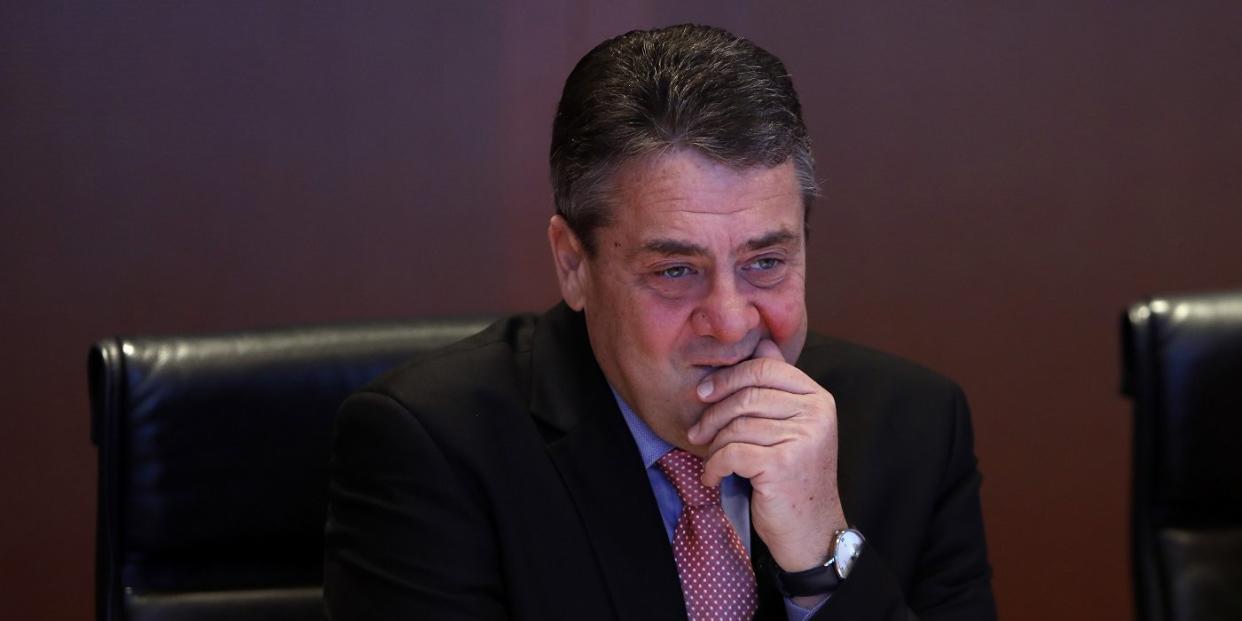 Sigmar Gabriel am Kabinettstisch.