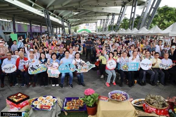 推廣雲林優質國產鰻魚，雲林縣政府、農業部漁業署及雲林縣第二鰻蝦生產合作社合作，二十六日在台北花博農民市集舉辦「雲鰻食 金鰻意」行銷活動。(縣府提供)