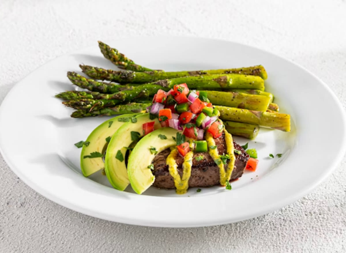 chili's classic sirloin with avocado and roasted asparagus