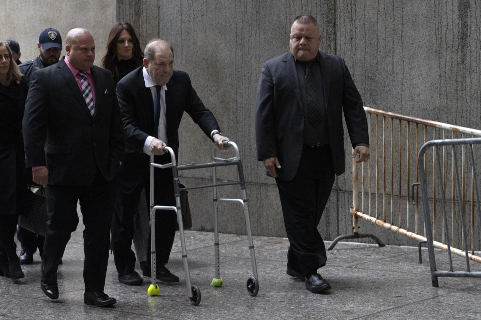 Harvey Weinstein, en el centro, llega a una audiencia en la corte el miércoles 11 de diciembre del 2019 en Nueva York. (AP Foto/Mark Lennihan)