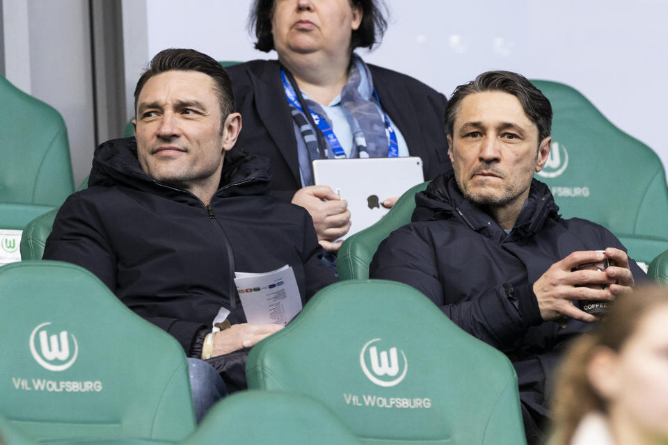 Robert Kovac und sein Bruder Niko Kovac auf der Tribüne des VfL Wolfsburg