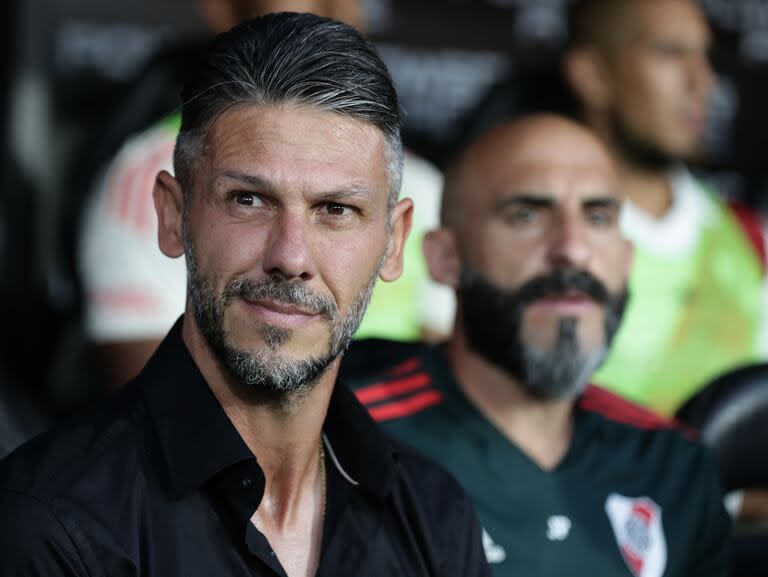 Martín Demichelis junto a su ayudante de campo Javier Pinola; aún no logran implantar su idea en River