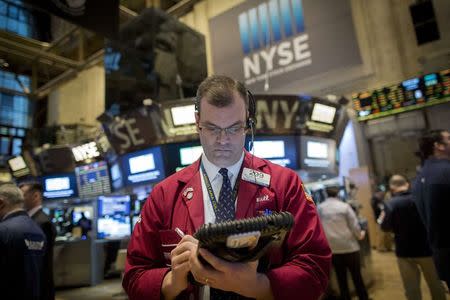 Traders work on the floor of the New York Stock Exchange January 29, 2015. REUTERS/Brendan McDermid