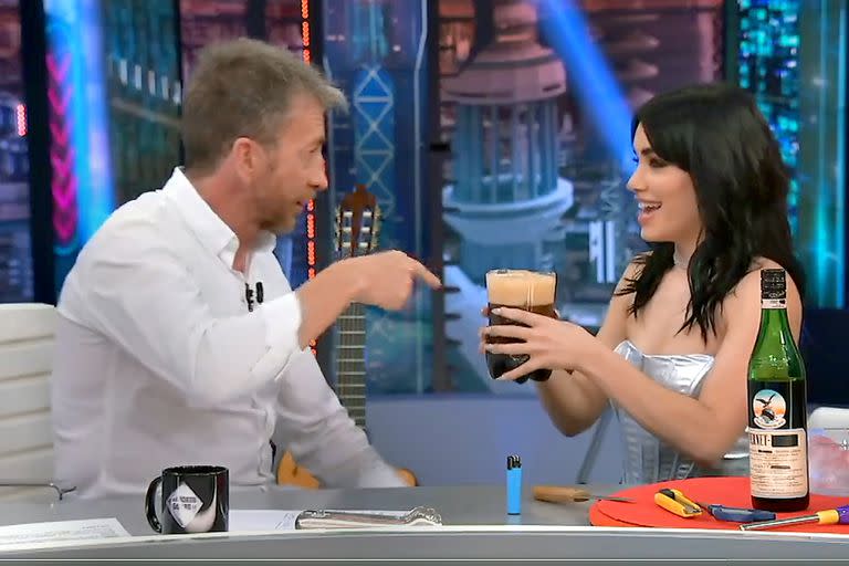 Lali Espósito fue a El Hormiguero y enseñó a hacer un "viajero" de fernet