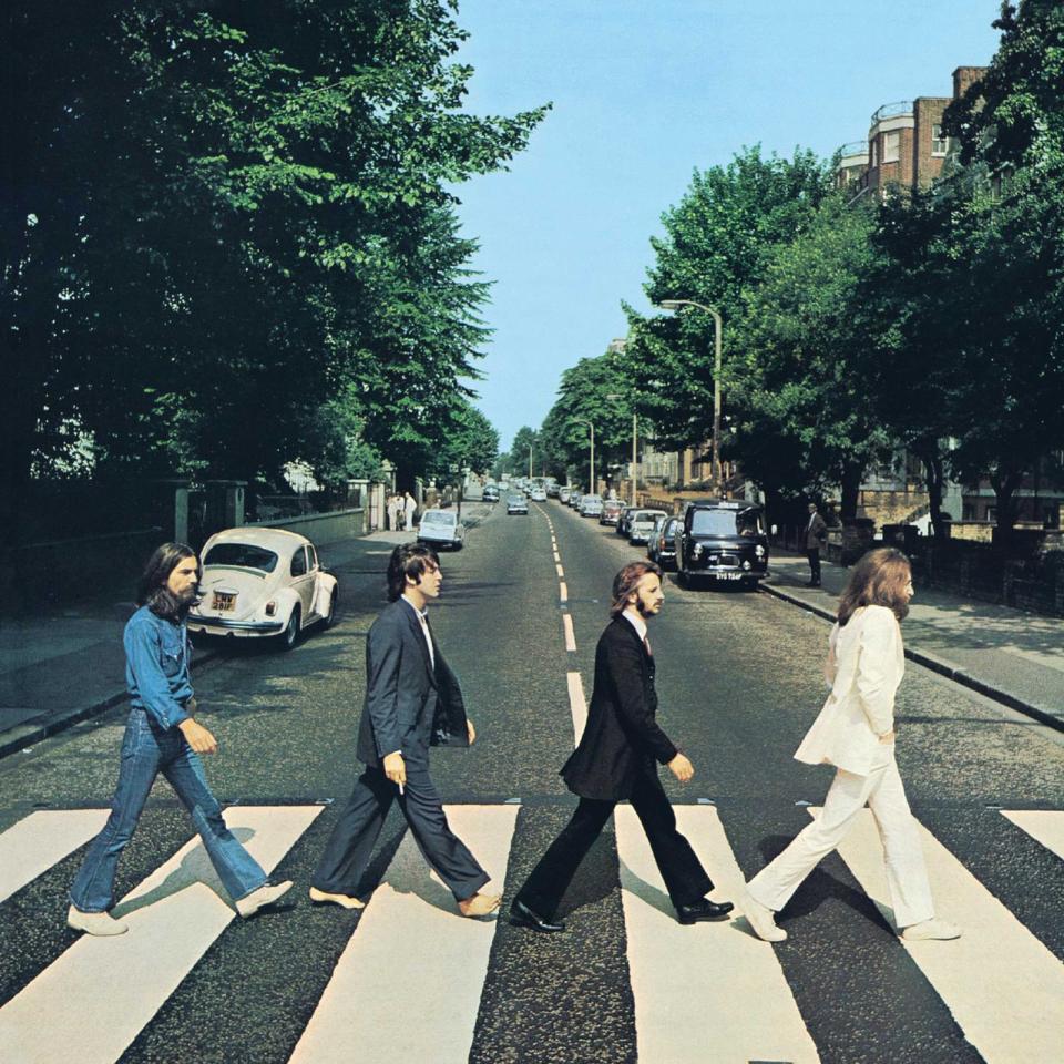 <p>Der VW-Käfer und der amerikanische Tourist, der zufällig im Hintergrund stand - das Cover zum Beatles-Album "Abbey Road" (1969) steckt voller hübscher kleiner Details. Verschwörungstheoretiker fanden das Artwork besonders spannnend: Anhänger der "Paul is dead"-Theorie sahen das Motiv als "Beweis" dafür, dass McCartney durch einen Doppelgänger ersetzt worden war. Er als einziger Beatle barfuß und mit dem rechten Fuß vorne? Das musste doch etwas bedeuten! (Bild: Unversal Music)</p> 