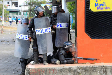 A riot policeman prepares to fire rubber bullets during a protest against reforms that implement changes to the pension plans of the Nicaraguan Social Security Institute (INSS) in Managua, Nicaragua April 19,2018.REUTERS/Oswaldo Rivas