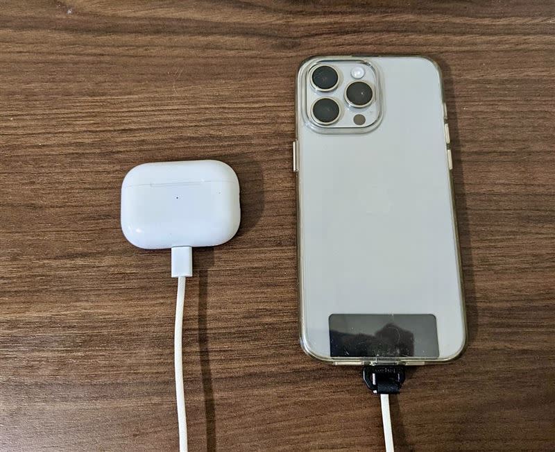  AirPods Pro 2若快沒電，也可用iPhone 15 手機充電。（圖／記者谷庭攝）