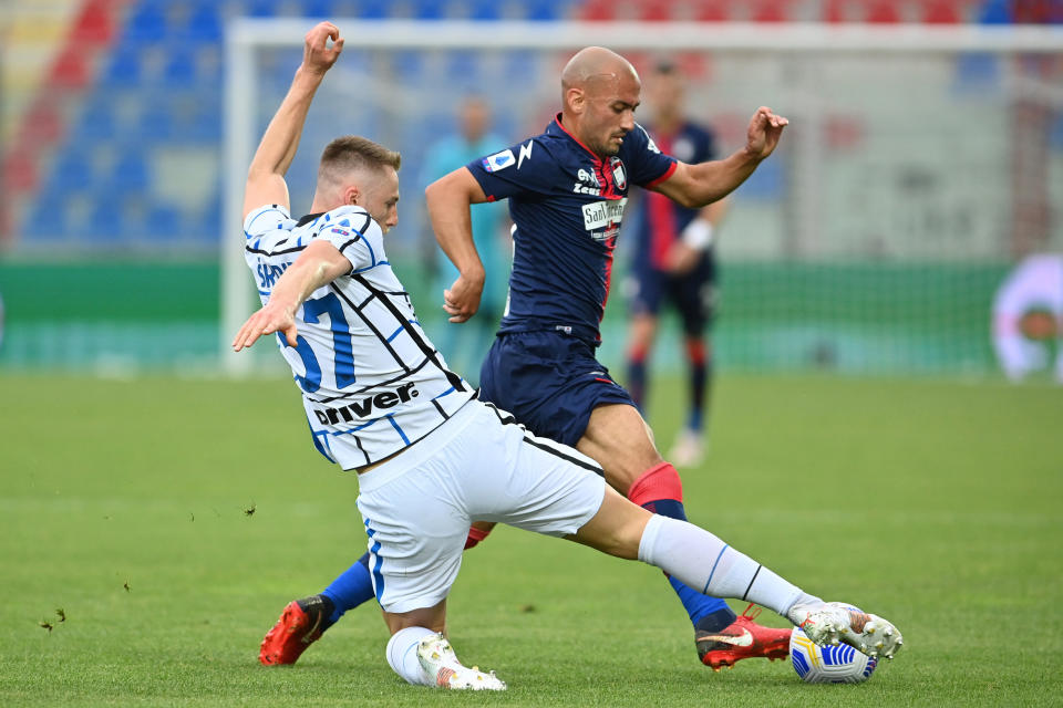 Milan Skriniar, del Inter, izquierda, y Ahmad Benali de Crotone, disputan un balón en el partido entre Crotone e Inter Milan en (Francesco Mazzitello/LaPresse Via AP)