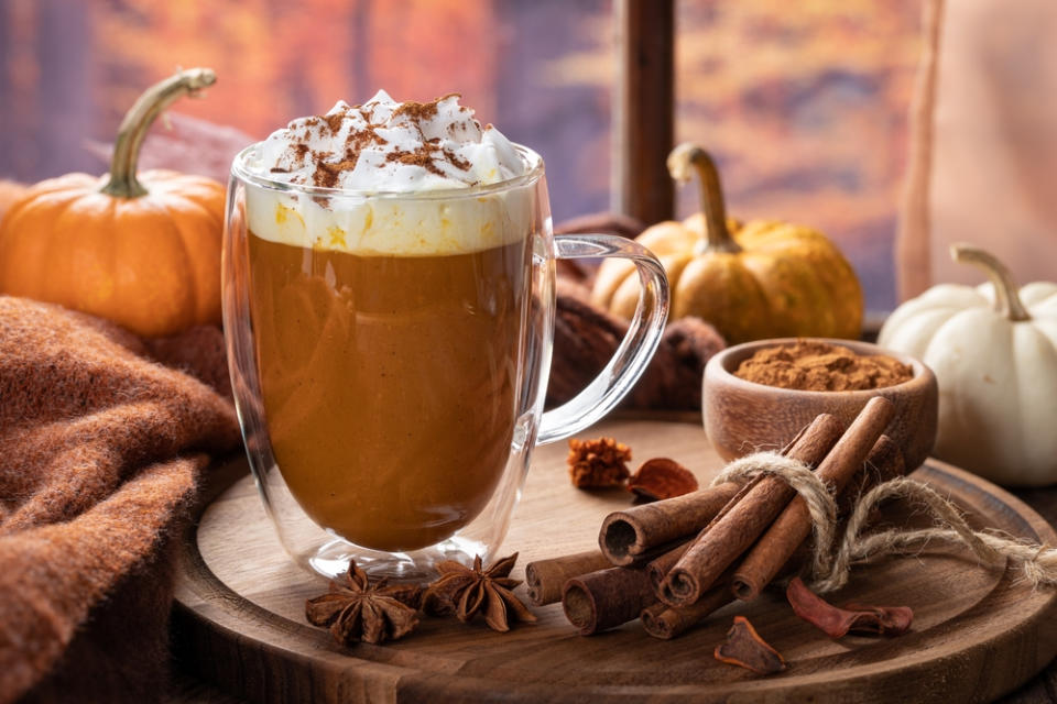 El pumpkin Spice Latte es una de esas bebidas calientes icónicas del otoño
