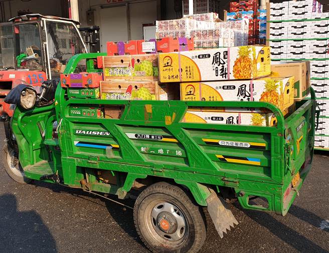 北京市新發地農產品批發市場。圖為市場裡的一台小貨車上，裝滿來自台灣的鳳梨和釋迦，準備運到顧客手上。（資料照／藍孝威攝）