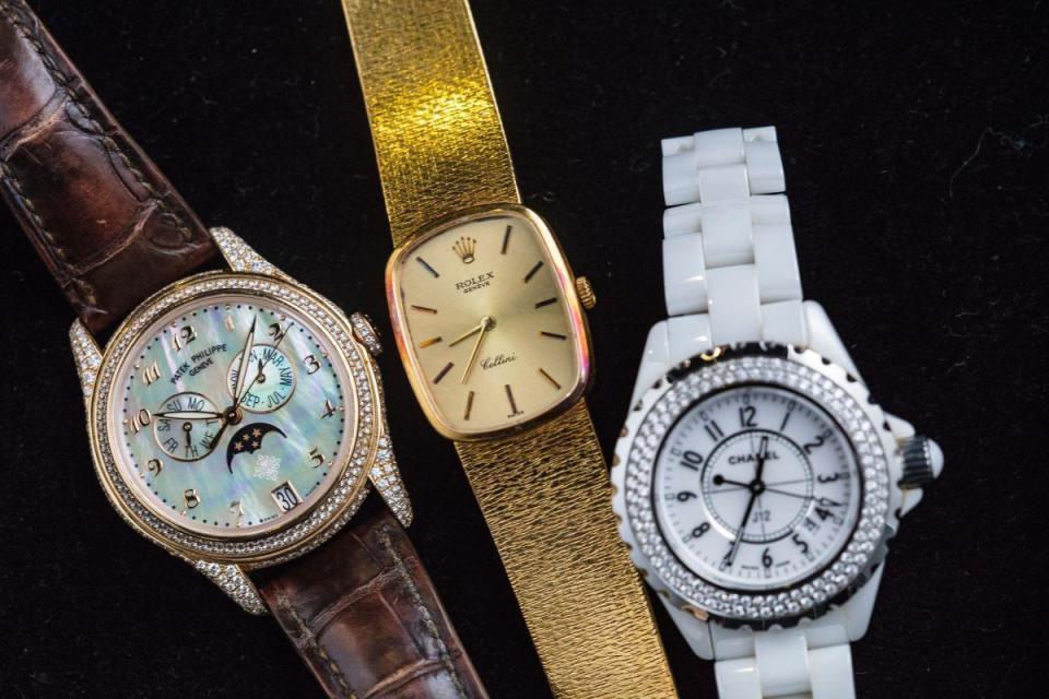 這三款手錶是媽媽送的。左起分別是：百達翡麗月相年曆自動上鏈腕錶；勞力士徹里尼手上鏈腕錶；香奈兒 J12白色陶瓷石英腕錶。