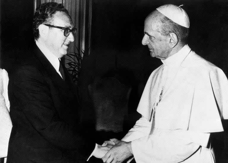 (ARCHIVO) El Secretario de Estado de los Estados Unidos, Henry Kissinger (izq.), le da la mano al Papa Pablo VI durante una audiencia en la Ciudad del Vaticano, el 5 de julio de 1974. (Foto AFP)