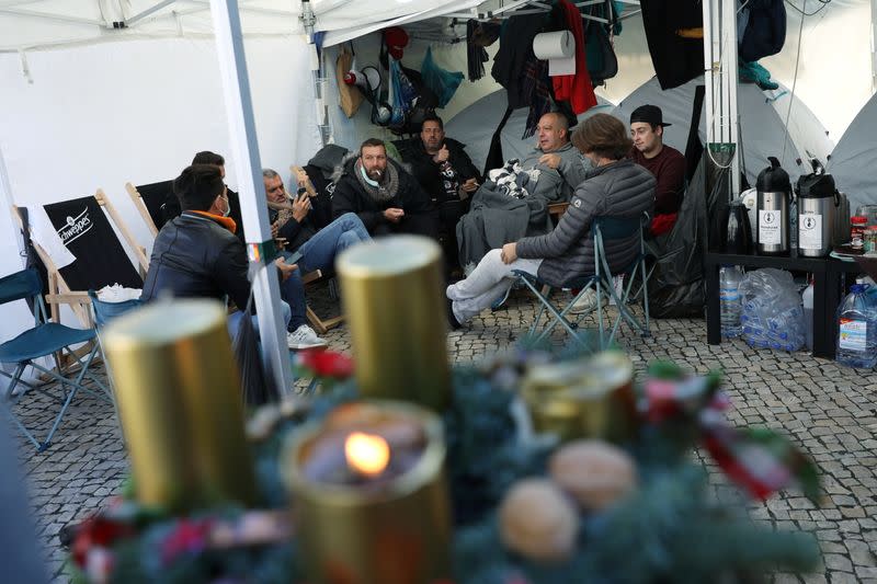 Restaurant owners on hunger strike outside Portuguese parliament