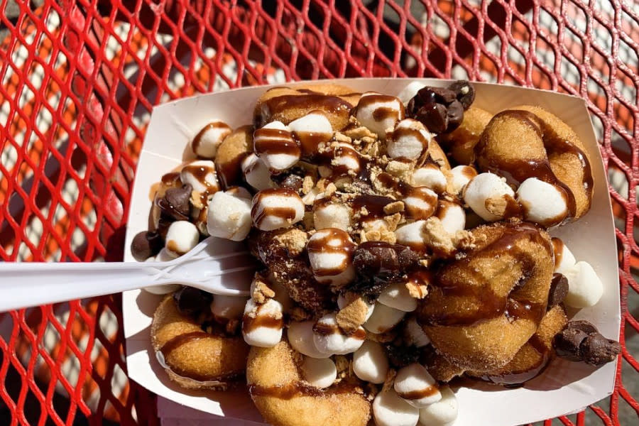 <b>Photo: robin p./<a href="https://yelp.com/biz_photos/warm-and-toasty-mini-donuts-and-funnel-cakes-bakersfield?utm_campaign=8201e0cb-ee91-4386-9c25-876b212b89e3%2C42fc0f54-523a-493b-8c1f-512887a17d16&utm_medium=81024472-a80c-4266-a0e5-a3bf8775daa7" rel="nofollow noopener" target="_blank" data-ylk="slk:Yelp;elm:context_link;itc:0;sec:content-canvas" class="link ">Yelp</a></b>