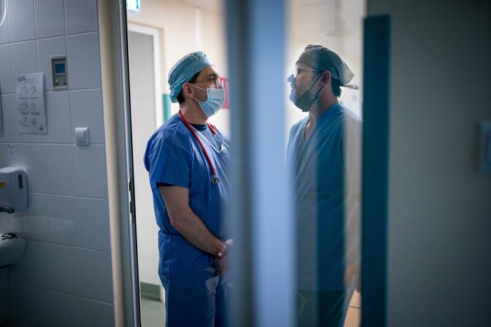 Anesthesiologist Dr. Gennadiy Fuzaylov from Massachusetts talks to Dr. Shawn Diamond, a plastic surgeon.