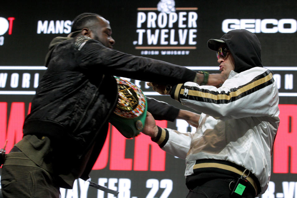 US boxer Deontay Wilder (L) pushes British boxer Tyson Fury.