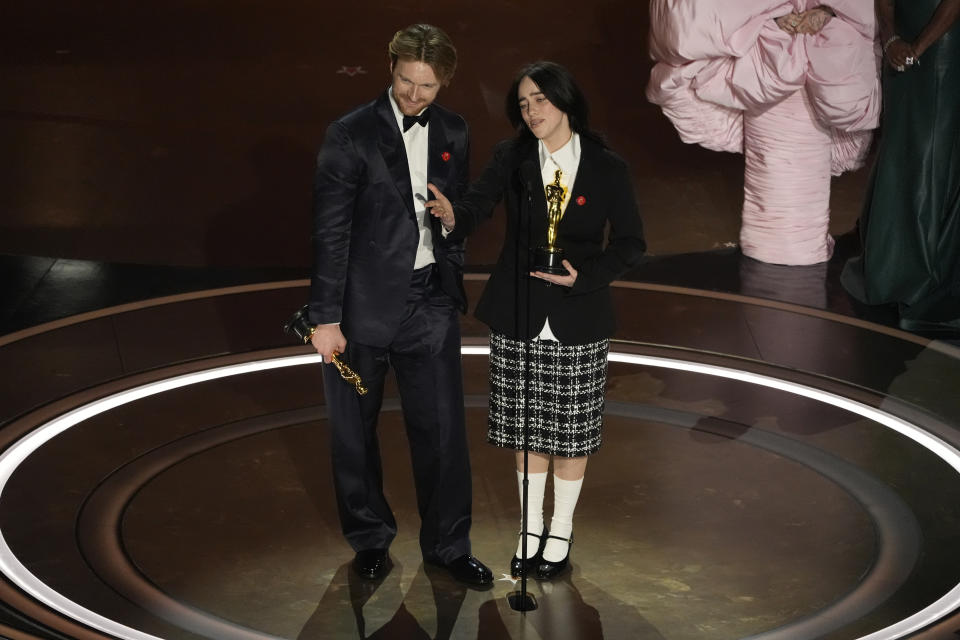 Finneas O'Connell, izquierda, y Billie Eilish reciben el premio a mejor canción original por "What Was I Made For?" de "Barbie" en los Oscar el domingo 10 de marzo de 2024, en el Teatro Dolby en Los Ángeles. (Foto AP/Chris Pizzello)