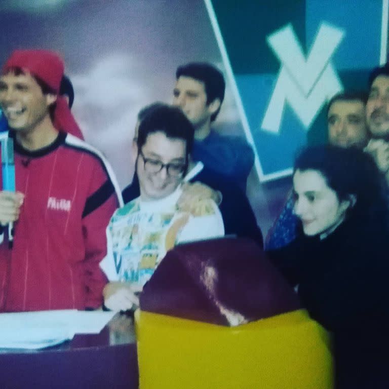 Hijitus, en 1994, en los estudios de Telefe; a su lado, un joven Marcelo Tinelli (Foto: Instagram @hijitusok)