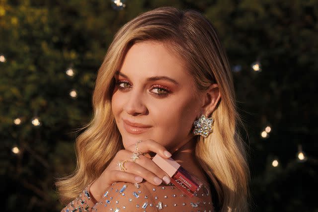 <p>covergirl</p> Kelsea Ballerini